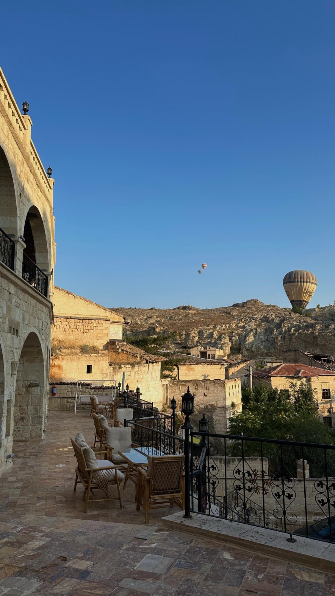 Terastan Ürgüp ve gökyüzünde bir balon