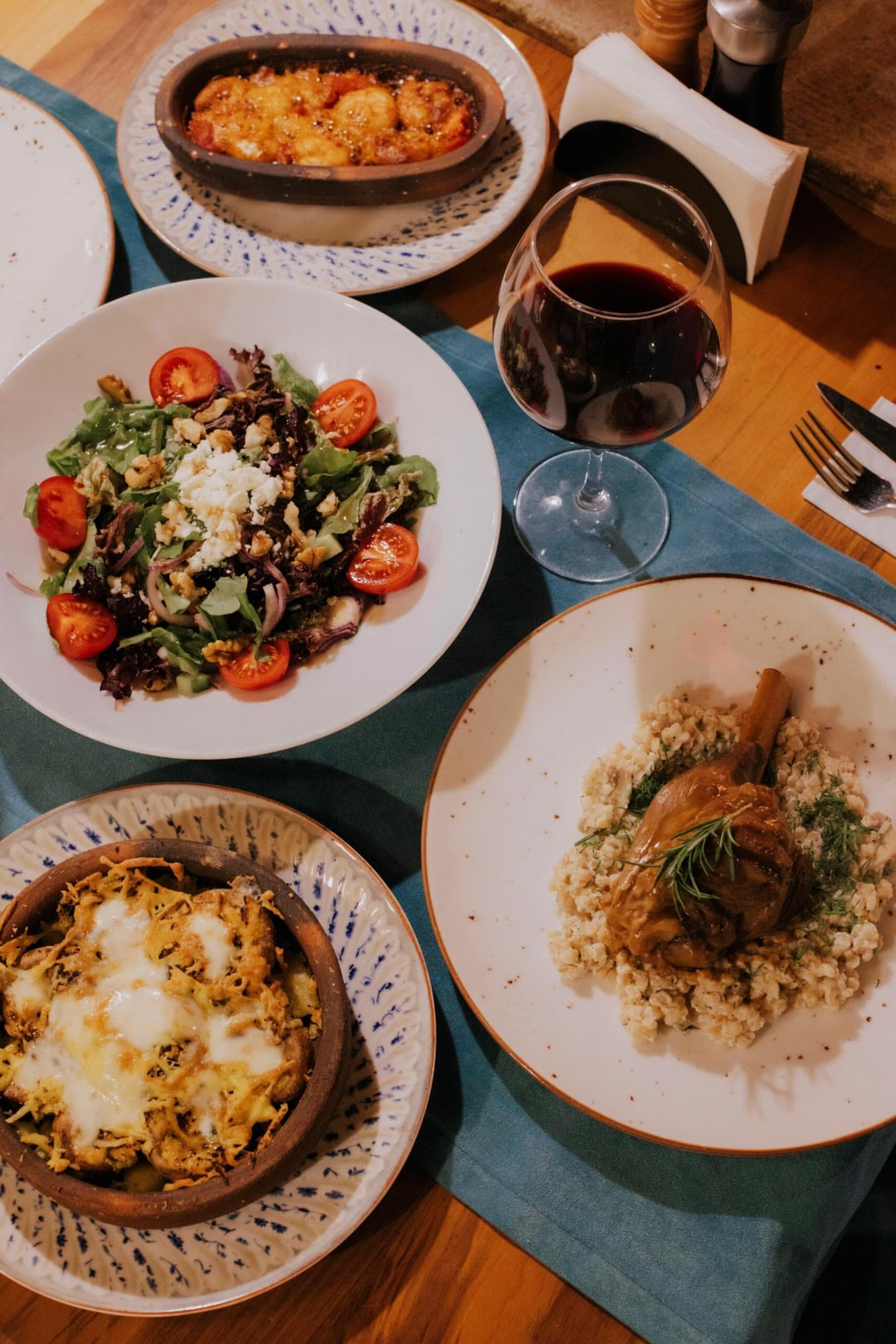 Dedeli Restaurant'ta salata ve et yemekleri