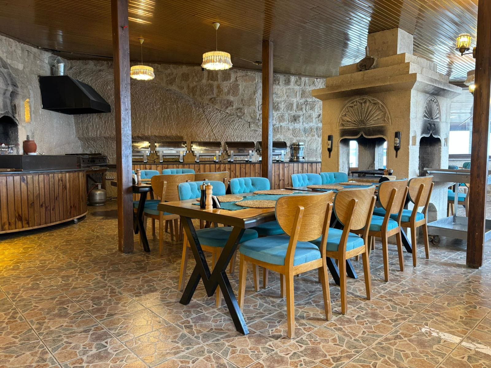 Restoranın turkuaz sandalyeli salonu